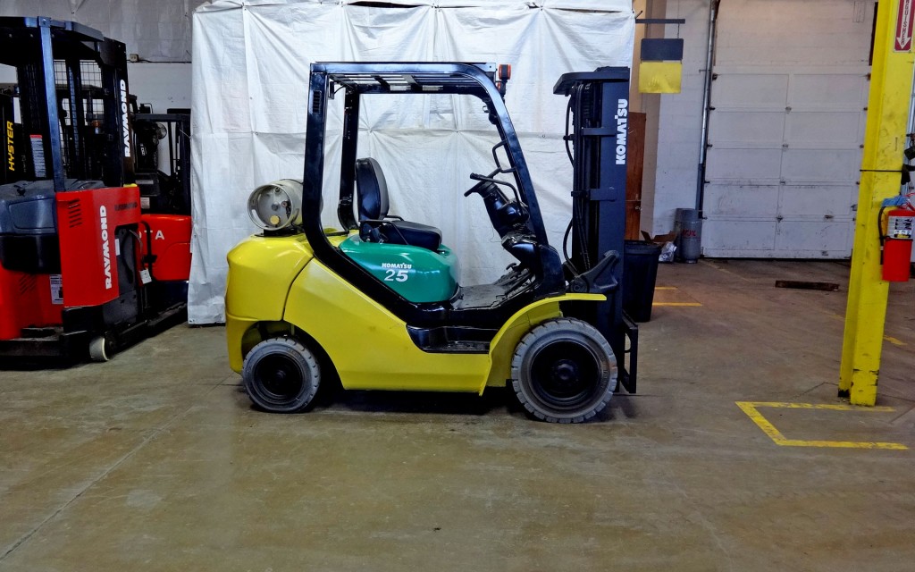 2011 Komatsu FG25T-16 Forklift on Sale in Indiana